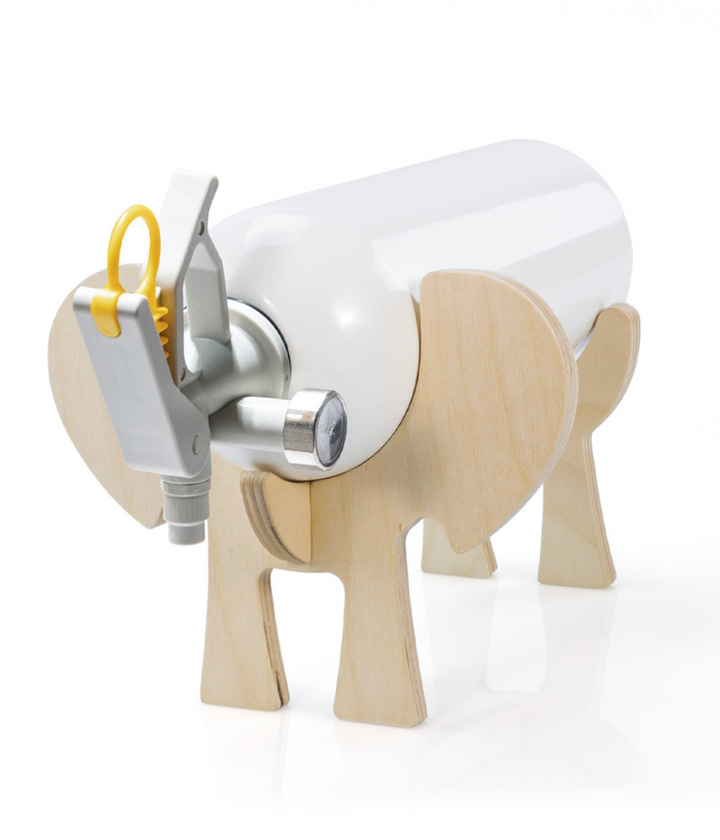 Estintore domestico con manopola gialla e supporto in legno a forma di elefante.