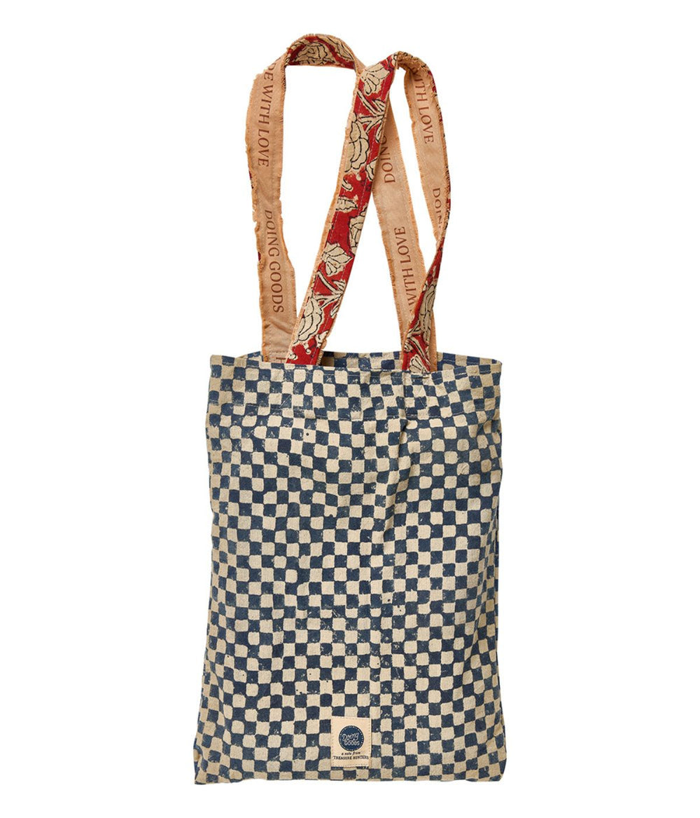 Borsa da abbinare a Tovaglia rettangolare in cotone con pattern fine a quadretti neri e bianchi, circondato da una larga bordura rossa e beige decorata con motivi floreali intricati.