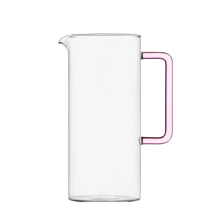 Brocca in vetro trasparente con manico in vetro rosa. Immagine su sfondo bianco