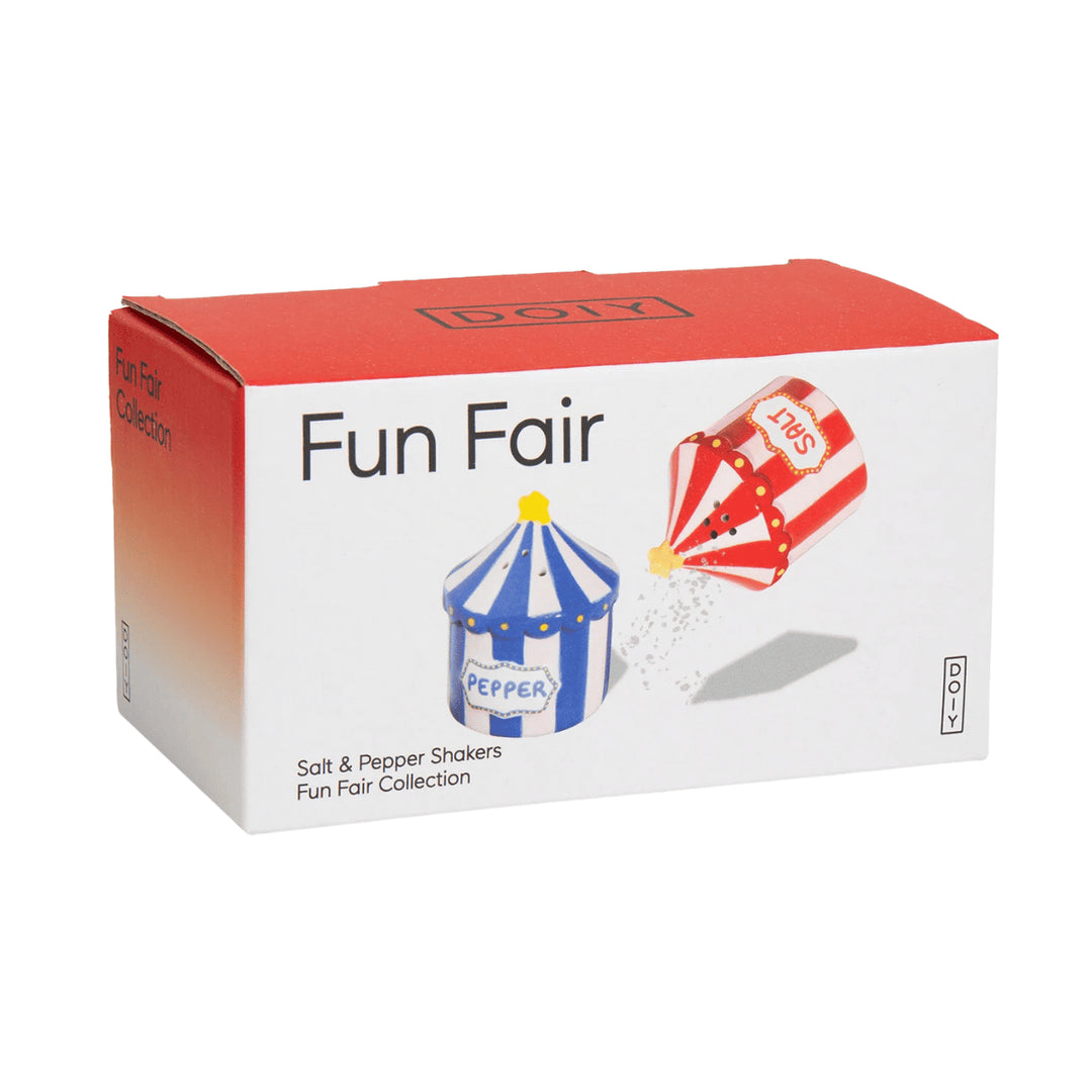 Scatola bianca e rossa con scritta Fun fair nera. Saliera rossa e pepiera blu a forma di giostra.