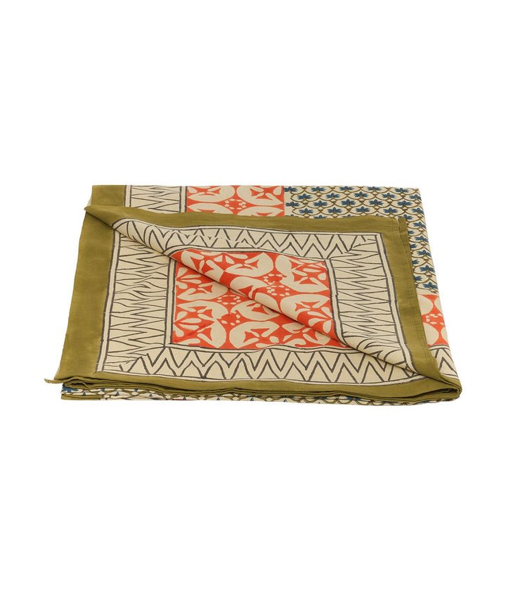 Elegante tovaglia fatta a mano con motivi geometrici e floreali intricati in tonalità di verde, rosso e beige, incorniciato da bordi dettagliati di stile tradizionale indiano. Vista da piegata.