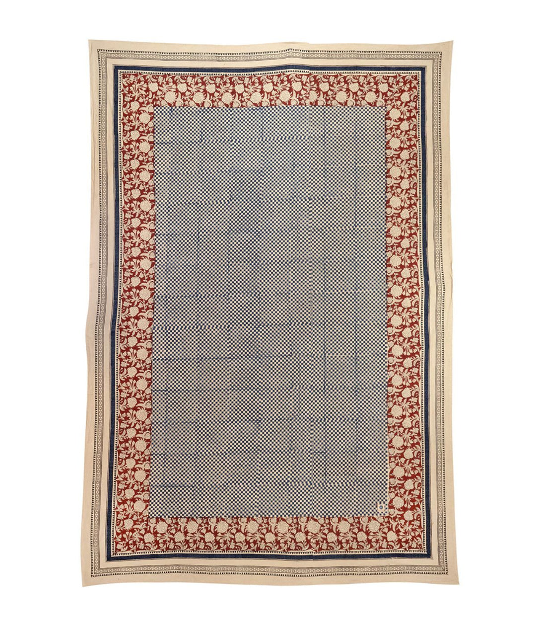 Tovaglia rettangolare in cotone con pattern fine a quadretti neri e bianchi, circondato da una larga bordura rossa e beige decorata con motivi floreali intricati.