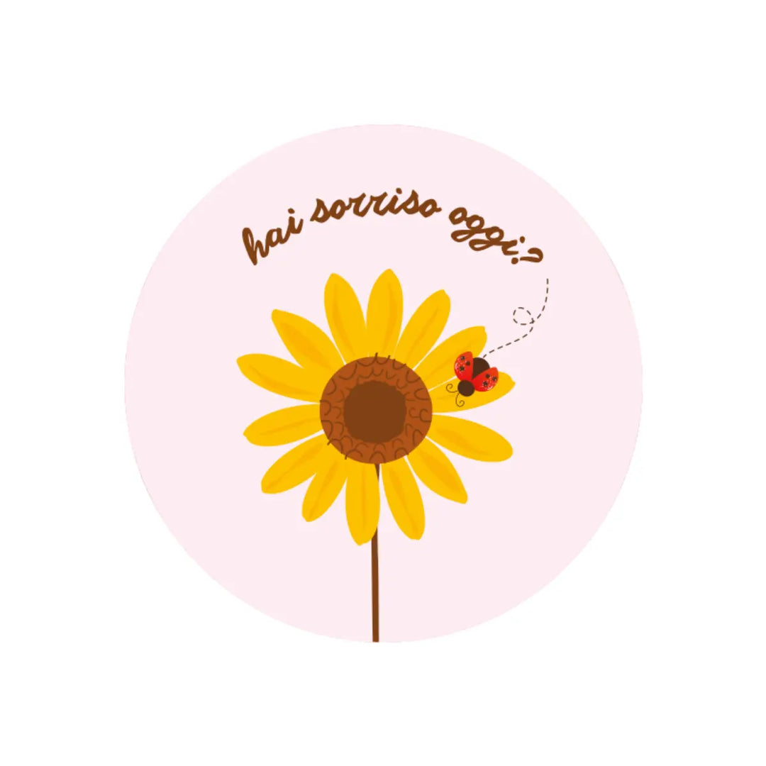 Tovaglietta in plastica riciclabile rosa con girasole e coccinella e scritta hai sorriso oggi?, formato rotondo