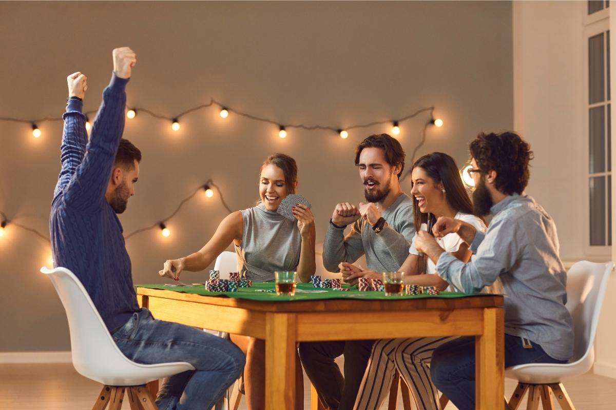 amici giocano con giochi da tavolo