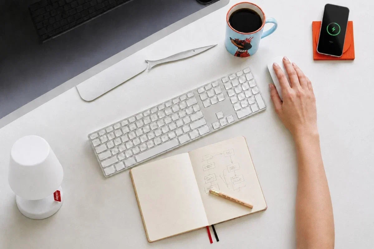 Accessori da scrivania di design: cosa tenere sul tavolo di lavoro