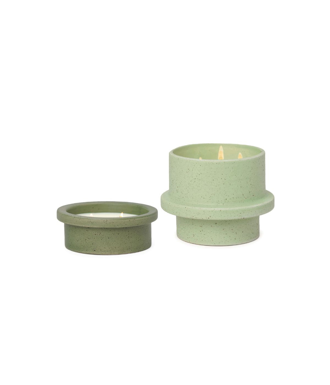 Due candele Folia verdi, una bassa da 141g e una alta da 326g, accese, su sfondo bianco.