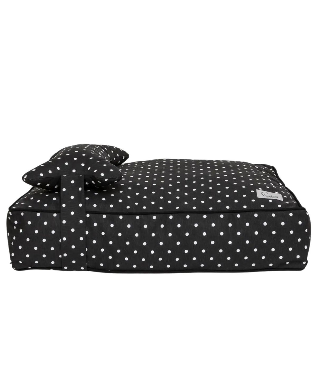 Cuccia letto per cani nero con pois bianchi e cuscino a forma di osso, vista laterale con sfondo bianco.