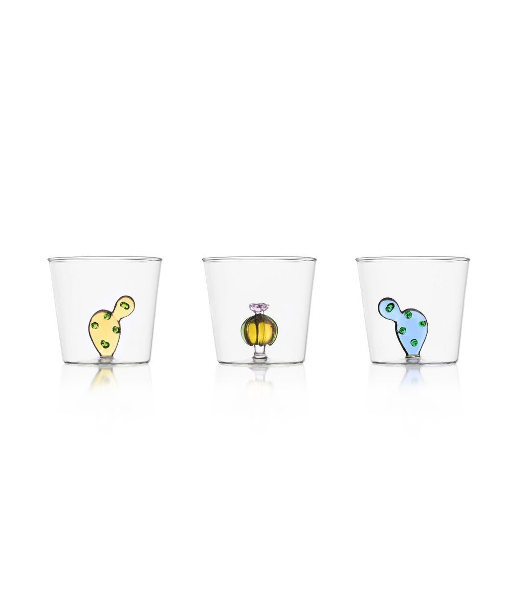 Set di tre bicchieri Desert Plants Cactus di Ichendorf con motivi di cactus giallo, verde e blu, realizzati in vetro borosilicato.