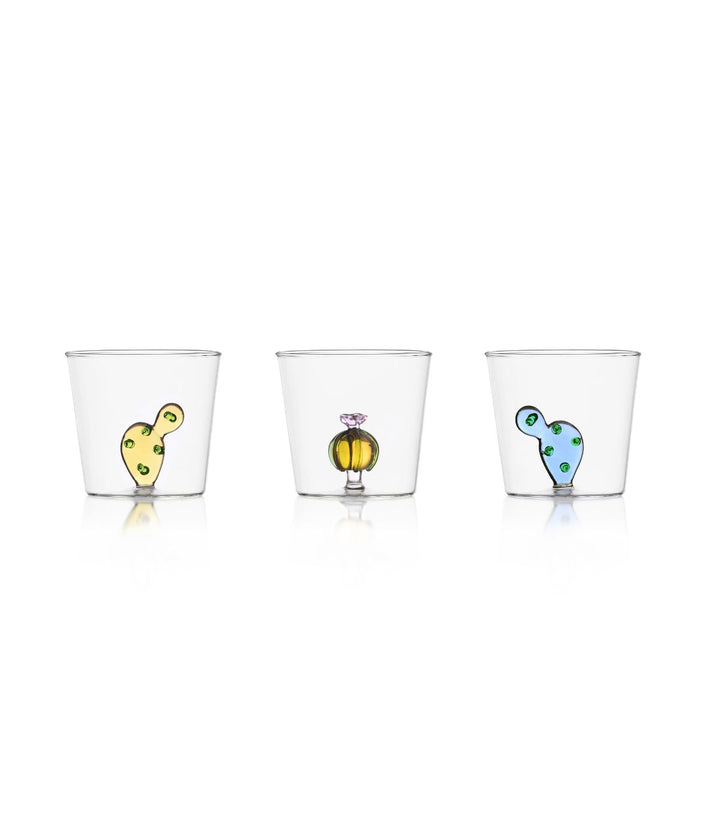 Set di tre bicchieri Desert Plants Cactus di Ichendorf con motivi di cactus giallo, verde e blu, realizzati in vetro borosilicato.