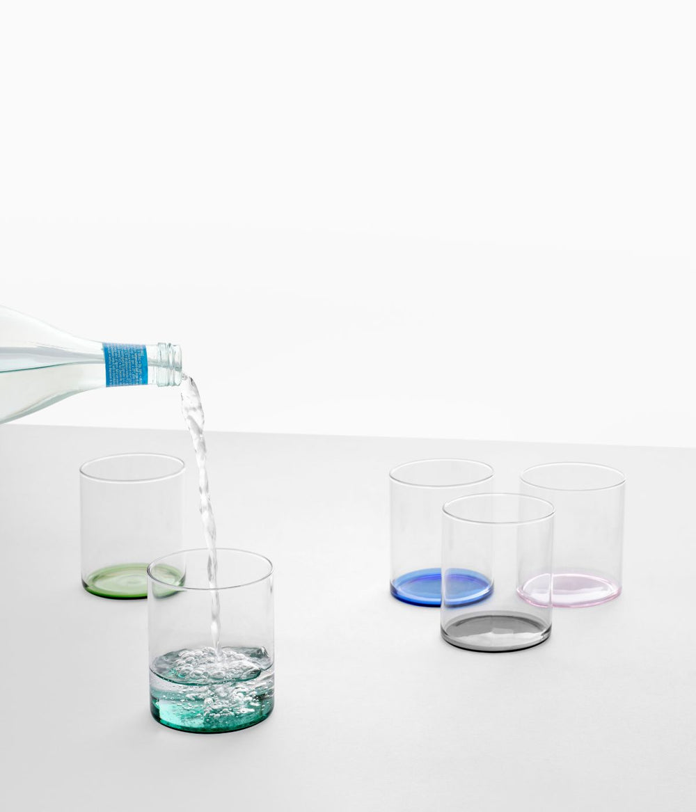Set di bicchieri Fondale di Ichendorf con acqua versata in uno dei bicchieri.
