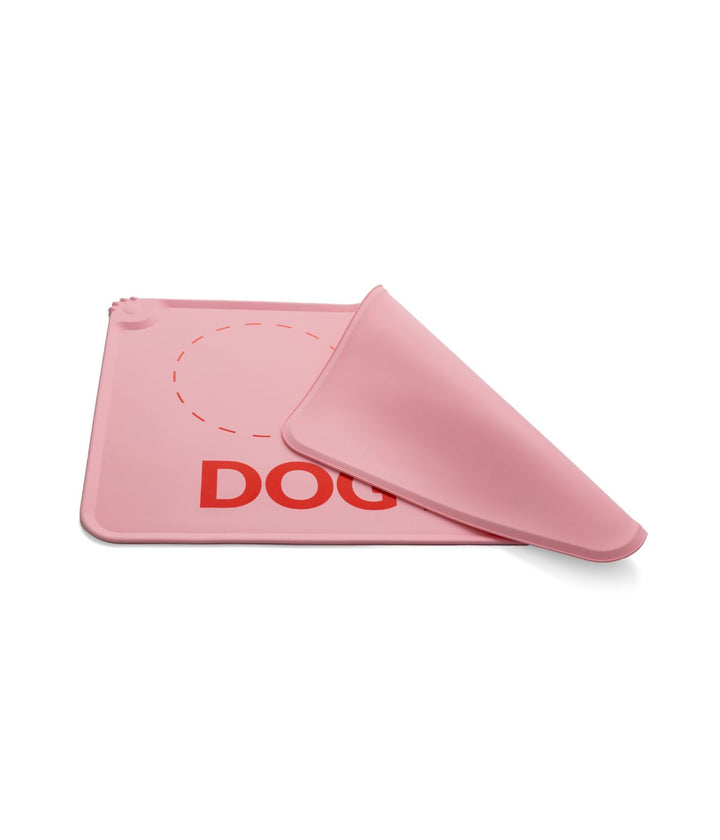 Tappetino per Ciotola Dog Bar rosa, piegato per mostrare la flessibilità del silicone.