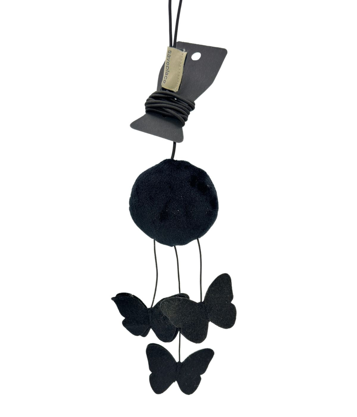 Giocattolo da gioco per gatti in nero, formato da una sfera centrale in feltro da cui partono fili che sostengono farfalle, appeso per una presentazione.