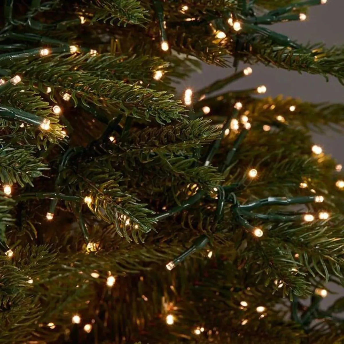Dettaglio dei rami e delle luci LED integrate dell'albero di Natale Pino Luxury New Slim EDG