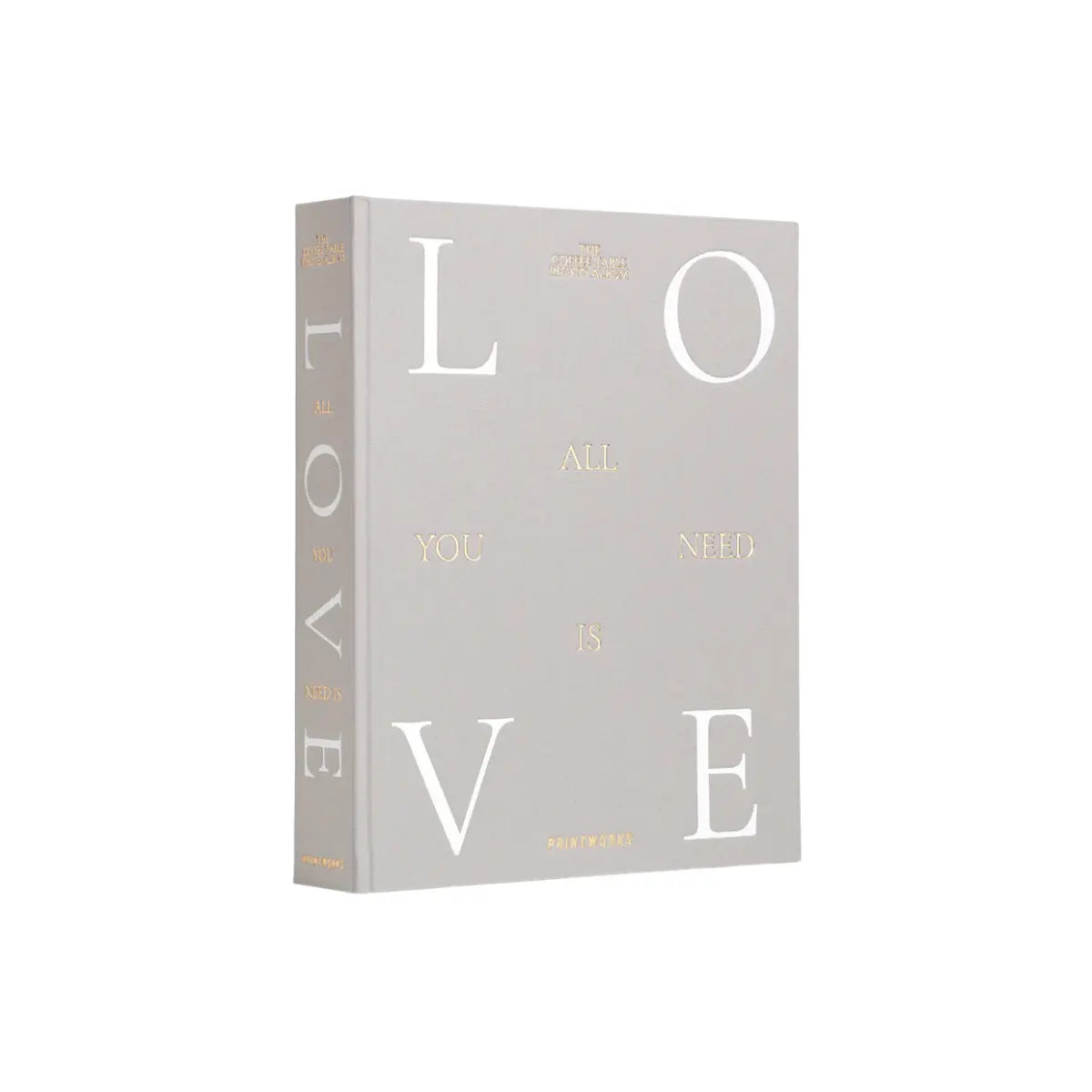 Album fotografico in tessuto grigio con scritte All You Need Is Love in oro e bianco. 