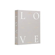 Album fotografico in tessuto grigio con scritte All You Need Is Love in oro e bianco. 