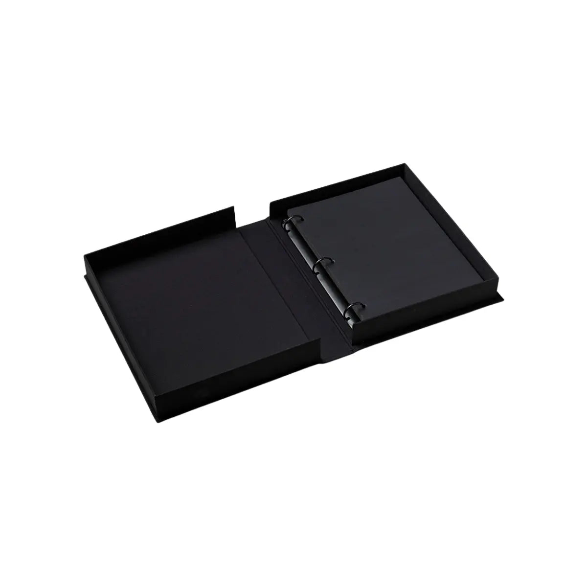 Album fotografico aperto per visualizzare l'interno. Pagine nere fotografiche bloccate da una chiusura ad anelli, con la possibilità di aggiungere pagine.