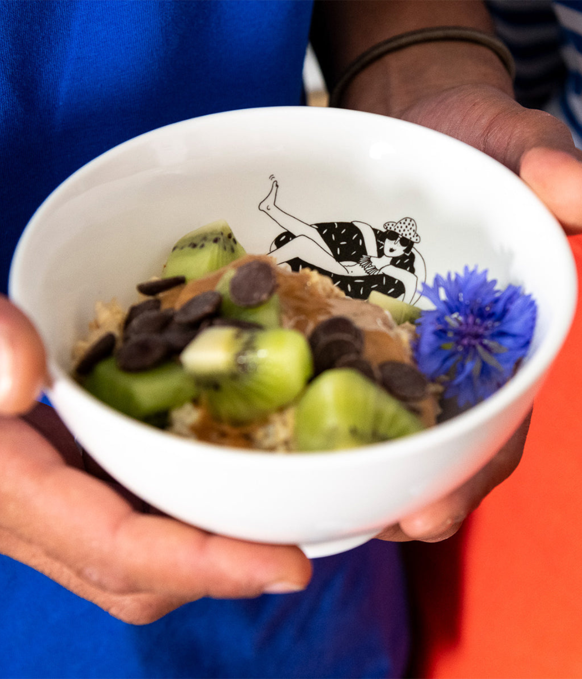 Ciotola con kiwi e cereali. Disegno donna dentro salvagente ciambella. Immagine su sfondo bianco.