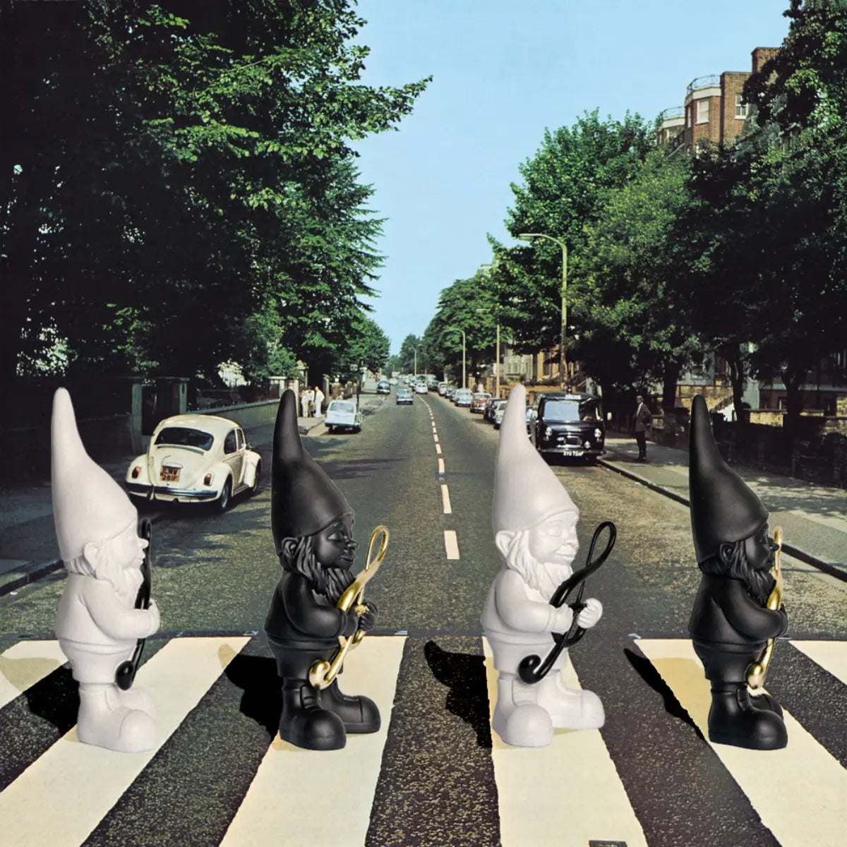 Nani Music bianchi e neri che attraversano le strisce pedonali. Sullo sfondo strada e auto vecchie