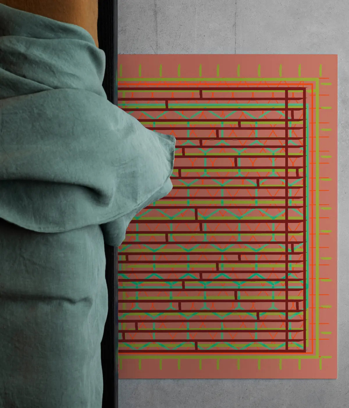 Persona seduta sopra a tappeto marrone, con righe colorate e esagoni verdi. Sfondo grigio