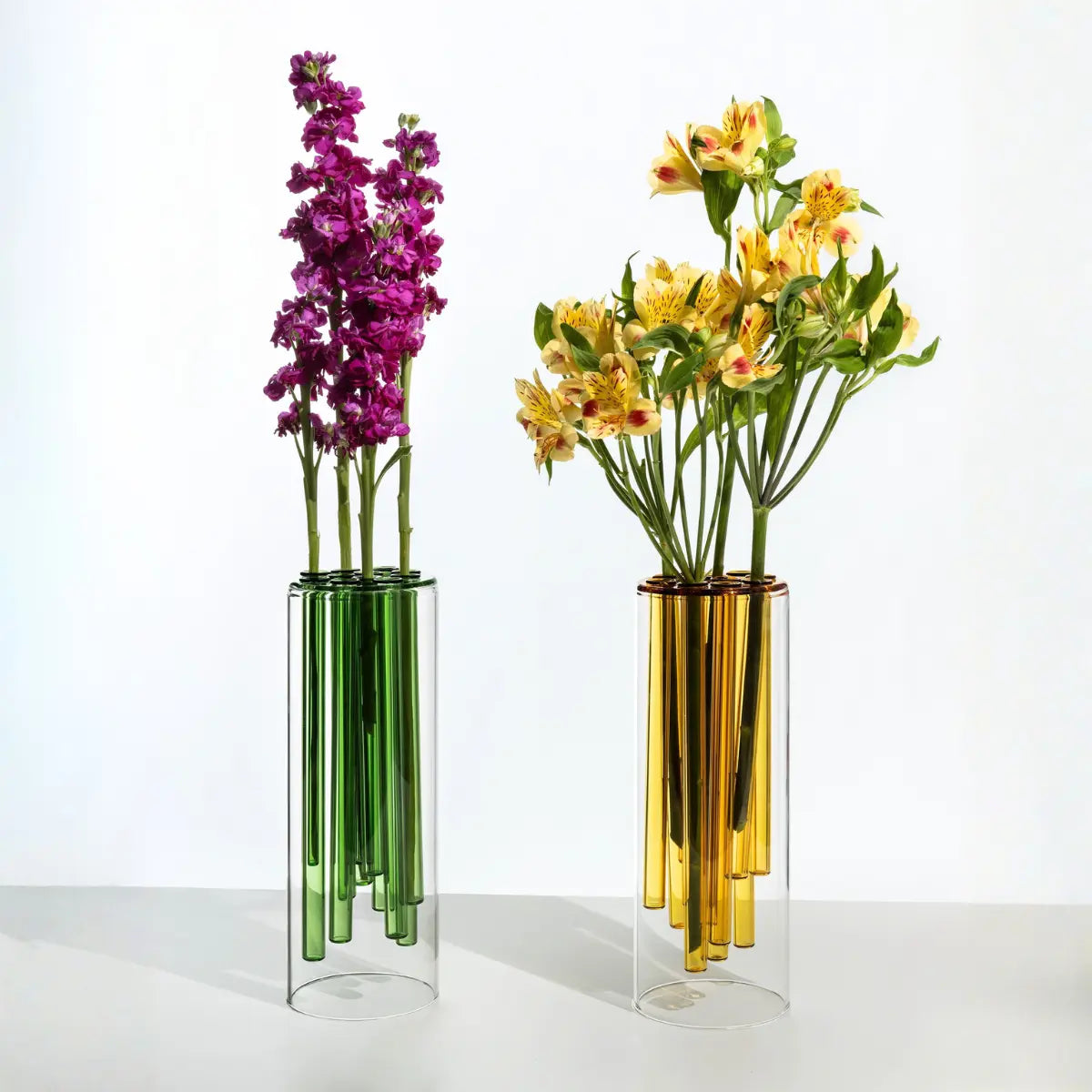 Vasi trasparenti con inserti amovibili in vetro colorato giallo e verde per fiori a stelo lungo