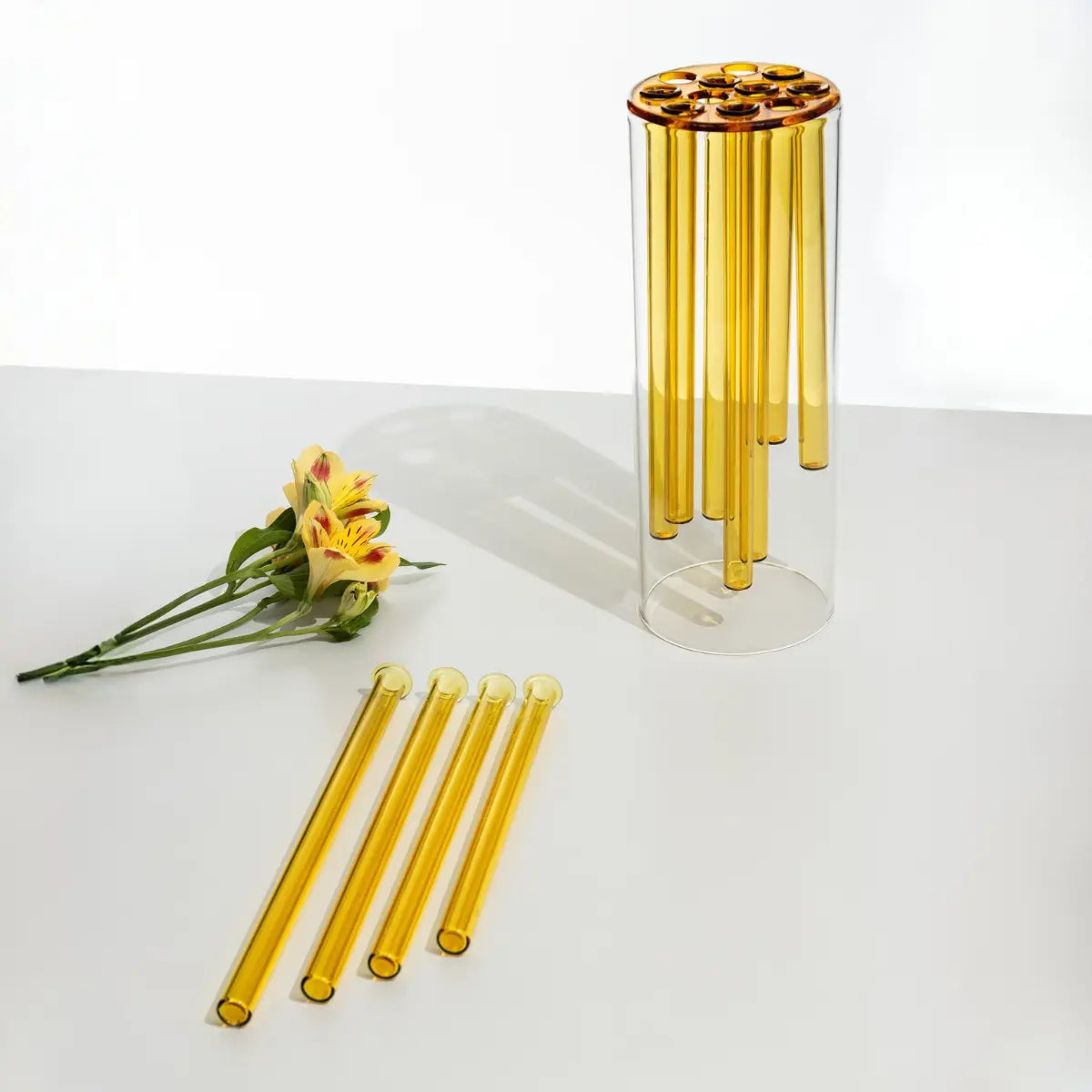 Vaso trasparente con inserti amovibili in vetro colorato giallo e fiori a stelo lungo