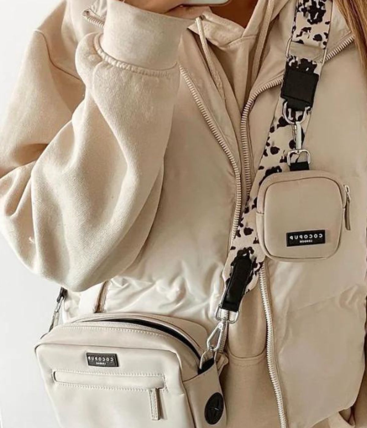 Persona con borsa da passeggio crema e porta snack attaccato alla tracolla. 