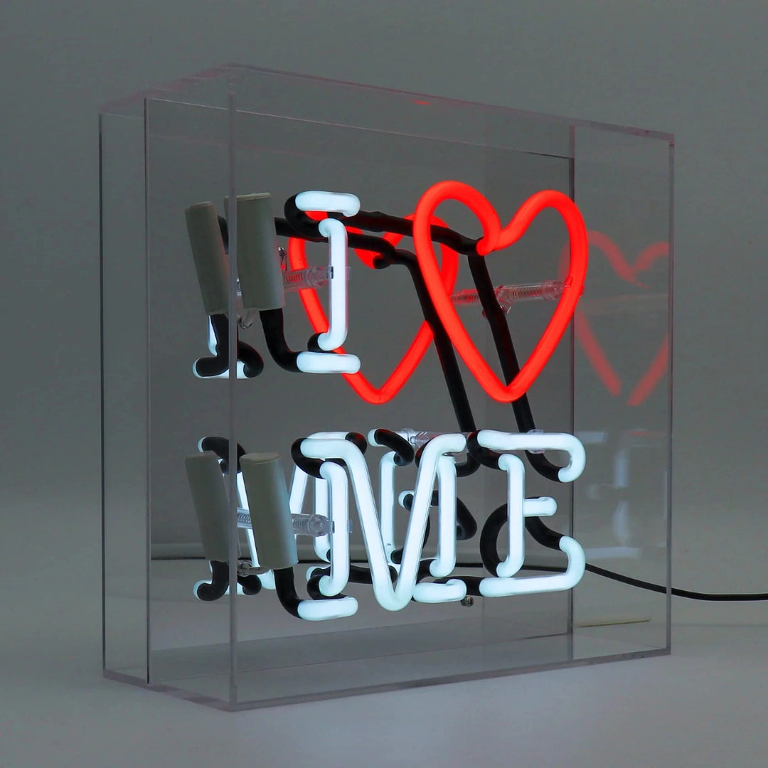 insegna neon i love me bianca e rossa, con specchio, su sfondo grigio 