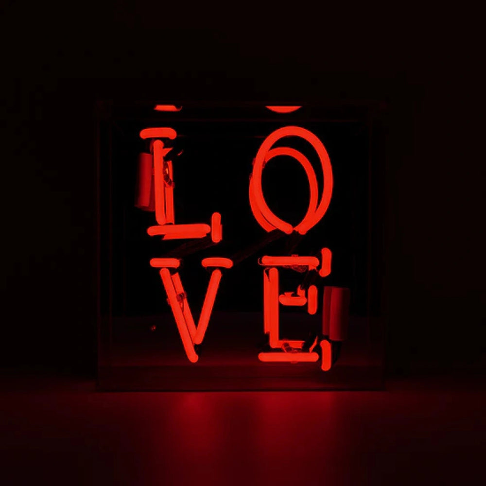 insegna neon love rossa, ambientata in uno spazio luminoso rosso  