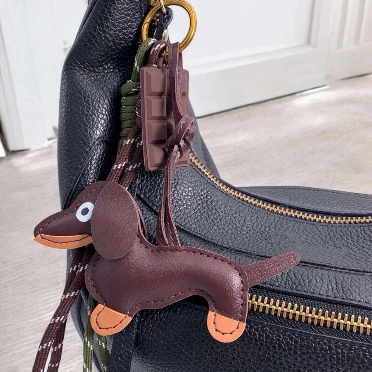 Portachiavi con Ciondolo Bassotto e Cioccolato attaccato a borsa