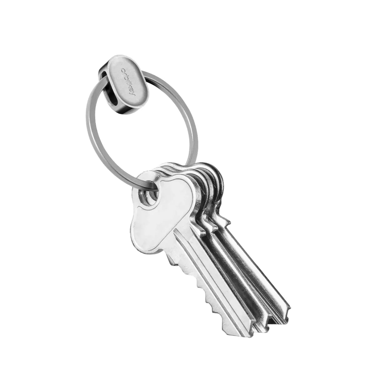 Anello in acciaio inox con meccanismo di sgancio rapito. All'anello sono appese tre chiavi. Sfondo bianco 