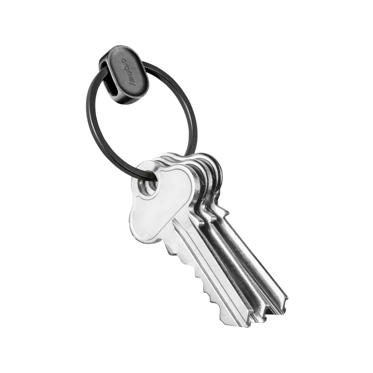 Anello nero con meccanismo di sgancio rapito. All'interno dell'anello sono agganciate tre chiavi. Sfondo bianco 