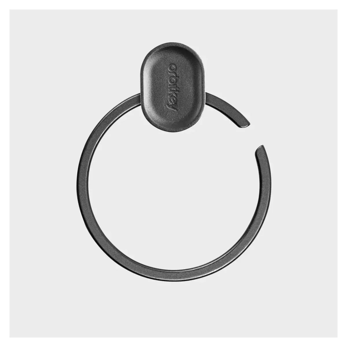 Anello aperto in acciaio inox con meccanismo di sgancio rapito. Sul meccanismo inciso il logo Orbitkey. Sfondo bianco 