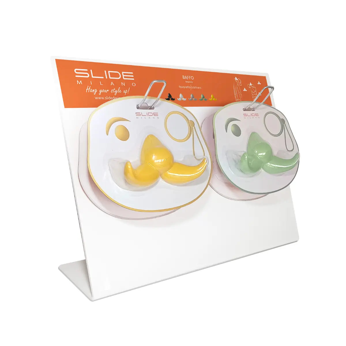 Confezioni dell'appendiabiti baffo di Slide. Espositore con dettagli arancioni con appese le confezioni dei baffi gialli e verdi. Sfondo bianco
