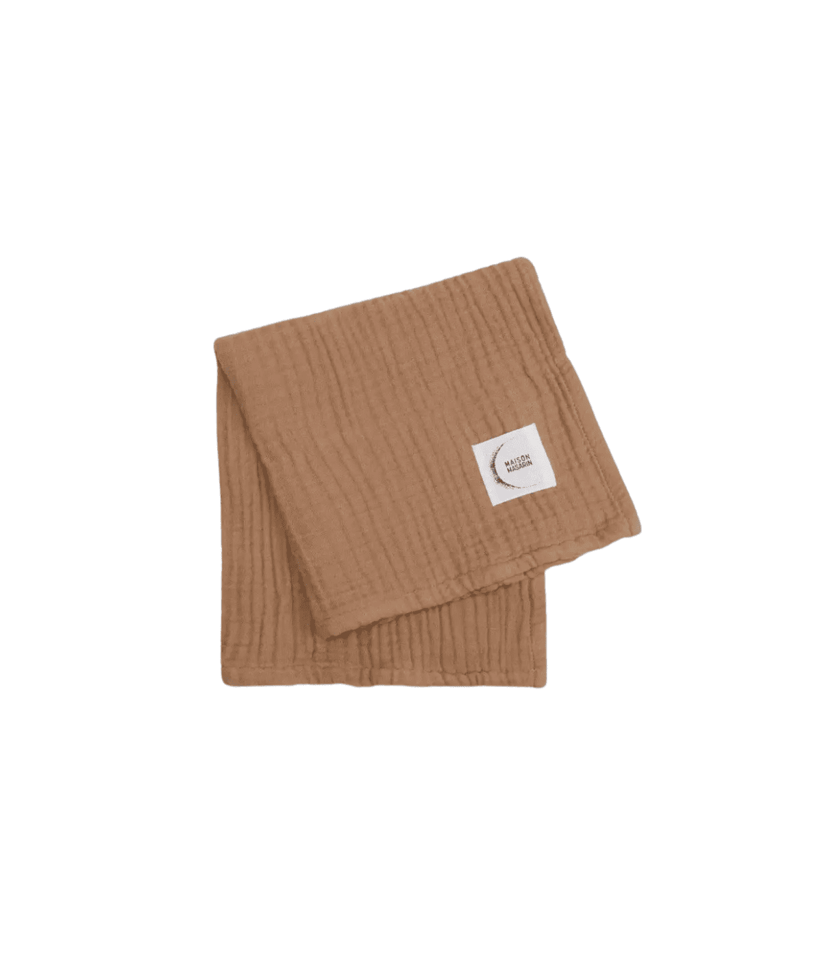 Asciugamano Tabacco piegato in garza di cotone. Inserto marchio Maison Masarin. Sfondo bianco.