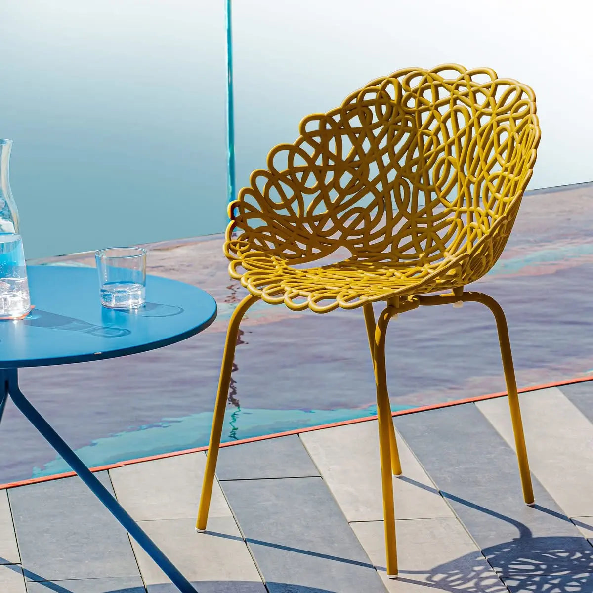 Sedia in ambientazione a bordo piscina