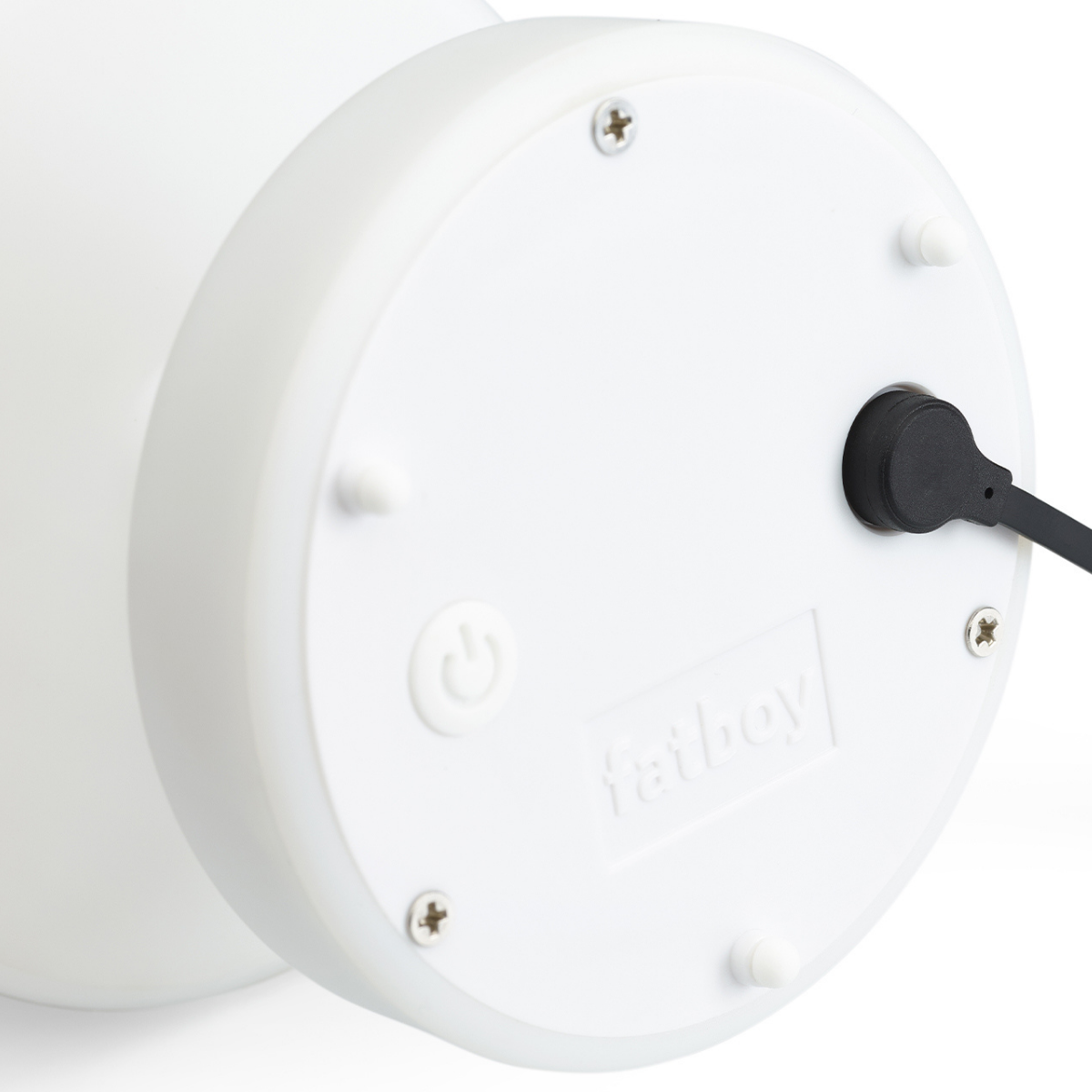 Base bianca lampada con tasto accensione . Cavo ricarica nero. Sfondo bianco