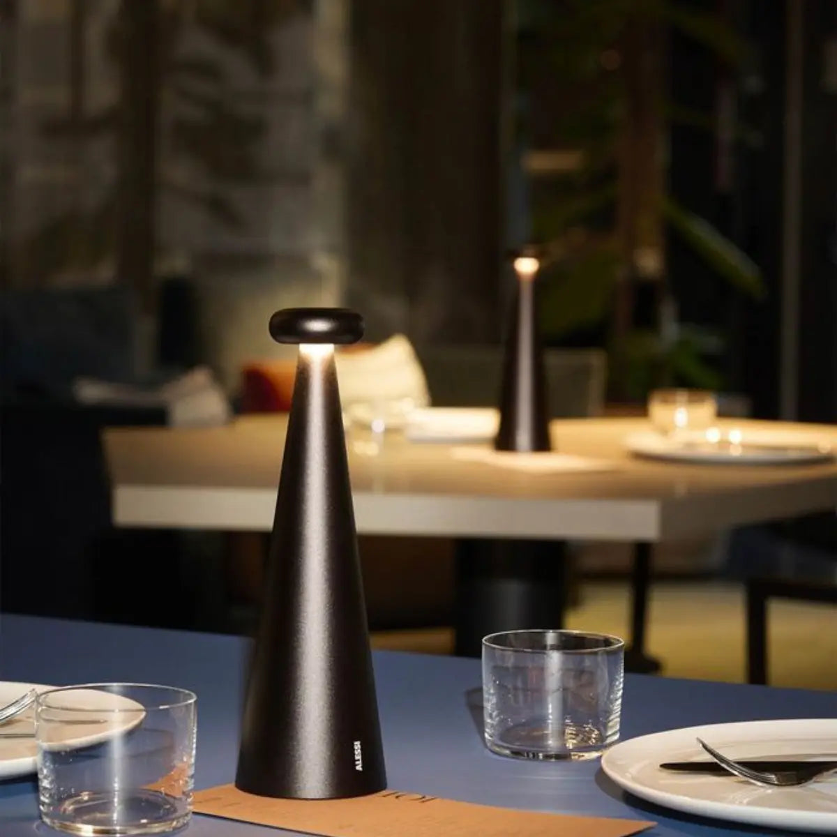 Lampada da tavolo con luce su un tavolo di un locale