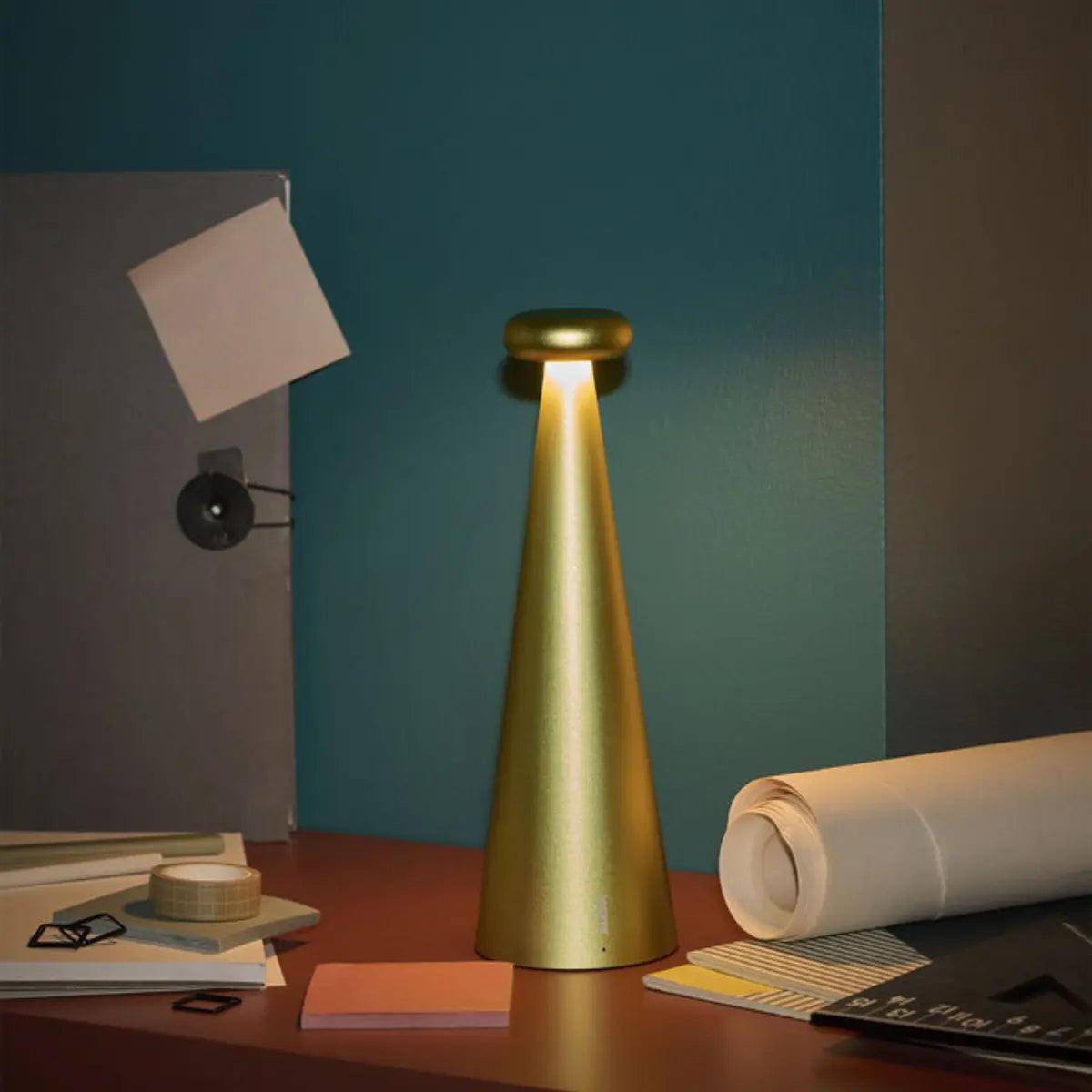 Lampada da tavolo gialla di Alessi appoggiata sopra una scrivania