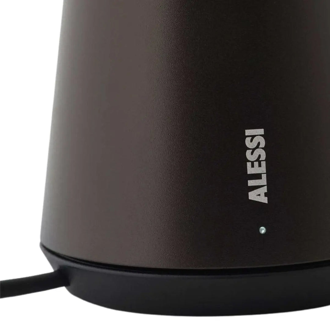 Dettaglio della lampada da tavolo di Alessi con base di ricarica e led