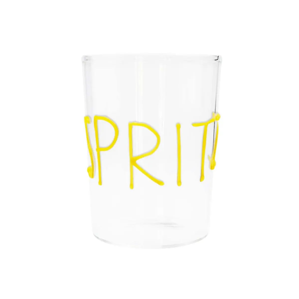 Bicchiere di vetro trasparente con scritta gialla in rilievo "Spritz". Sfondo bianco