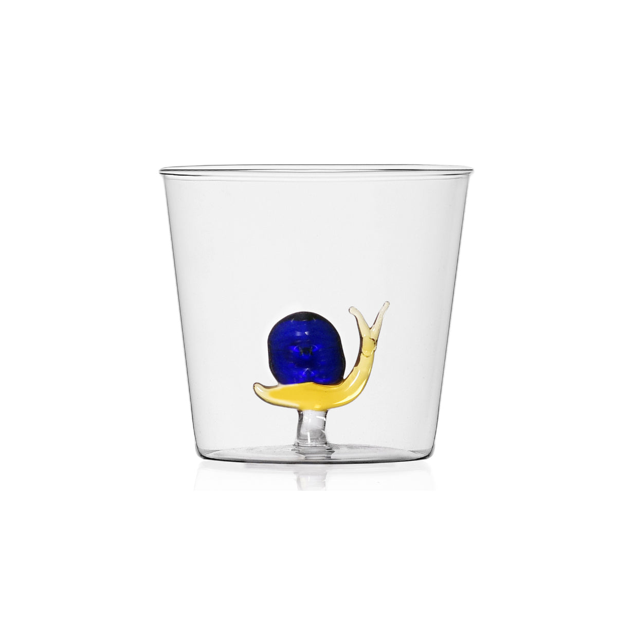 Un bicchiere in vetro trasparente con chiocciola sospesa. Immagine su sfondo bianco