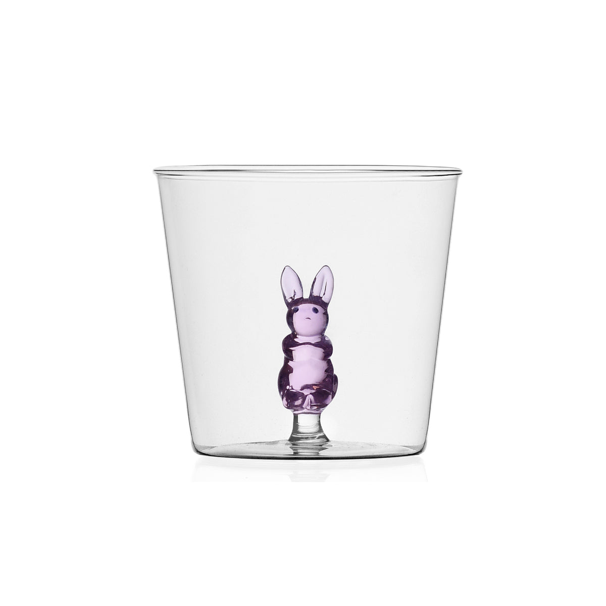 Un bicchiere in vetro trasparente con coniglio sospeso. Immagine su sfondo bianco