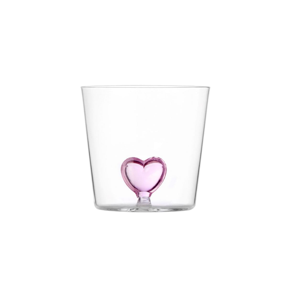 Bicchiere trasparente in vetro con cuore in vetro rosa sospeso al centro. Sfondo bianco