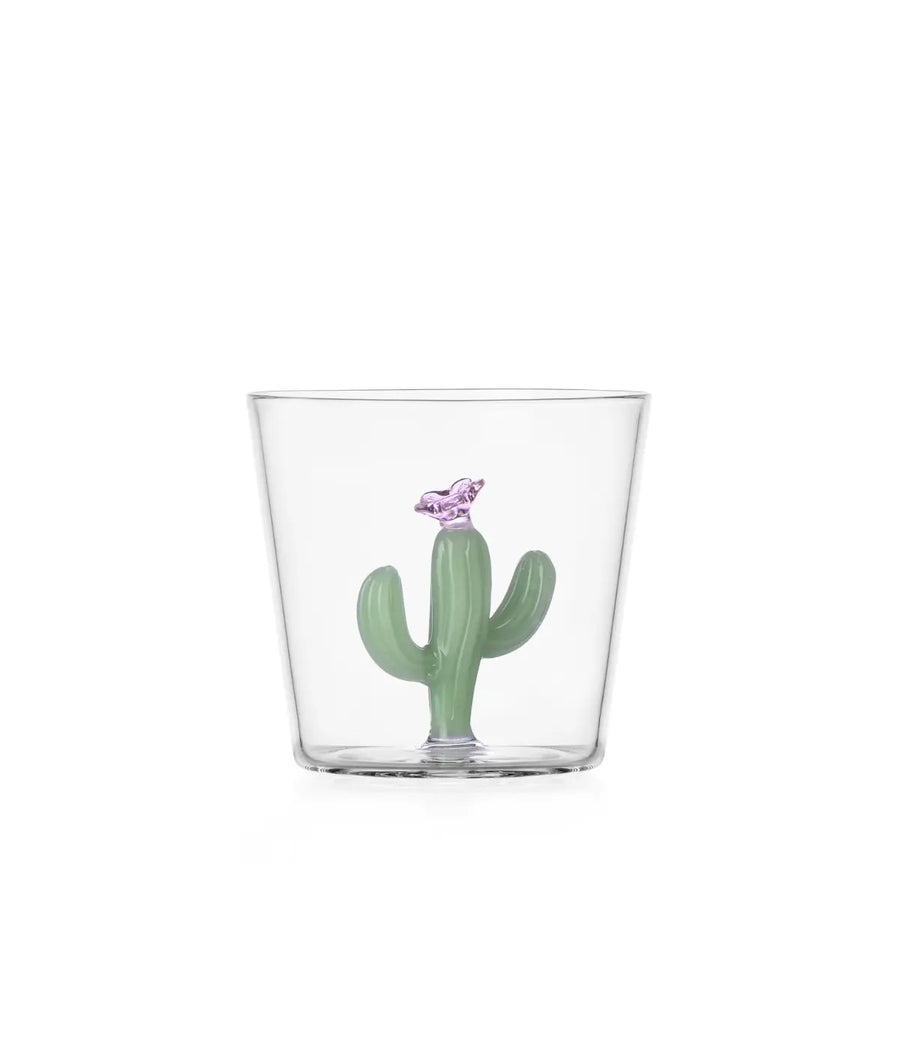 Bicchiere in vetro trasparente con sospeso cactus verde opaco con fiore rosa. Sfondo bianco