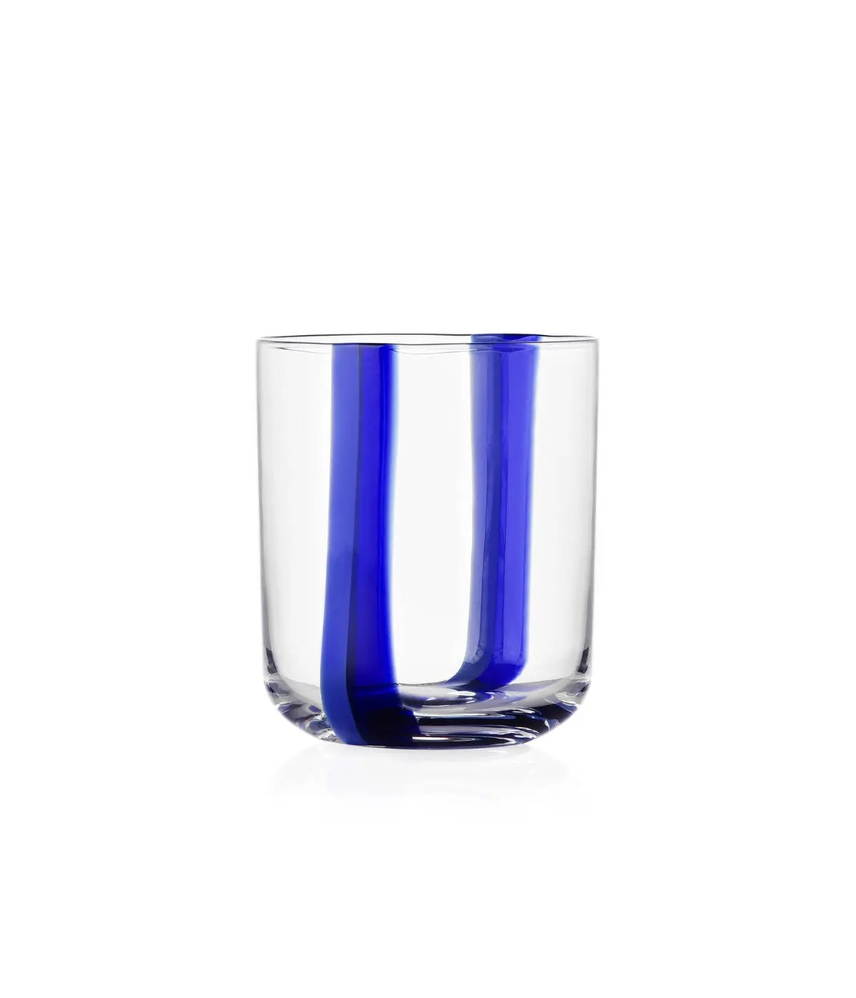 Un bicchiere in vetro trasparente con due righe irregolari blu. Immagine su sfondo bianco