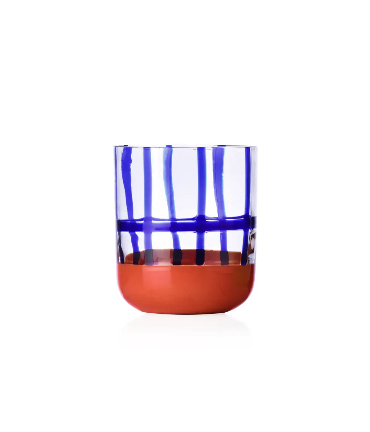 Un bicchiere in vetro trasparente con fondo arancione e righe irregolari blu. Sfondo bianco