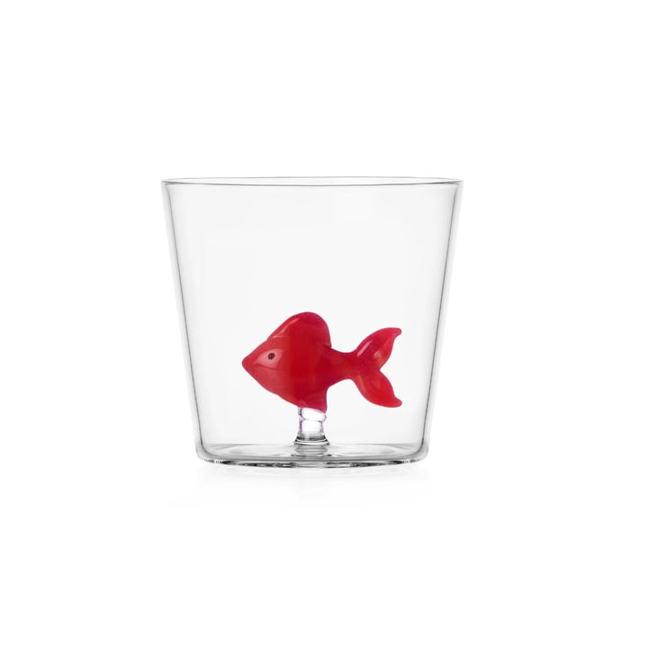 Un bicchiere in vetro trasparente con pesce rosso sospeso. Immagine su sfondo bianco