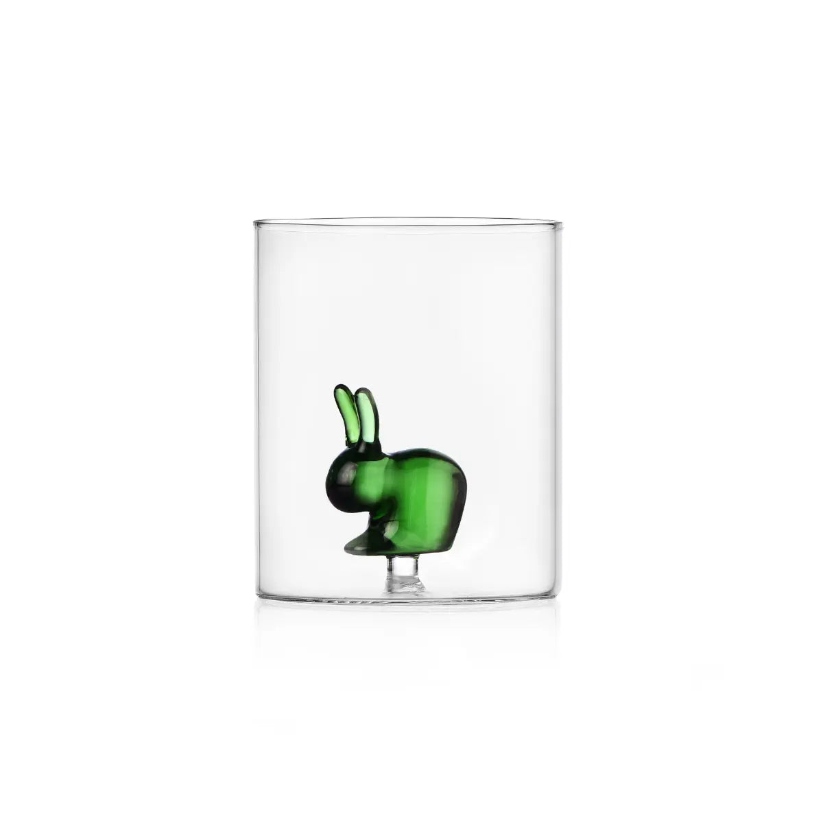 Bicchiere in vetro con coniglio verde della collaborazione Qeeboo x Ichendorf