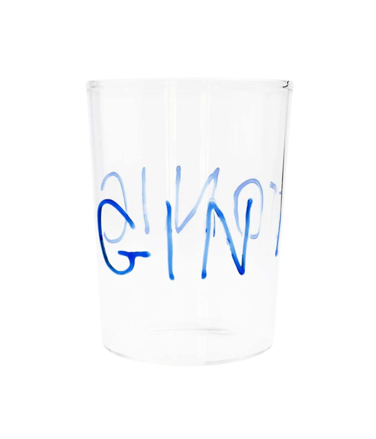 Bicchiere in vetro trasparente con scritta Blu Gin Tonic sempre in vetro. Immagine su sfondo bianco.