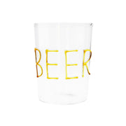 Bicchiere di birra con scritta beer oro su sfondo bianco.